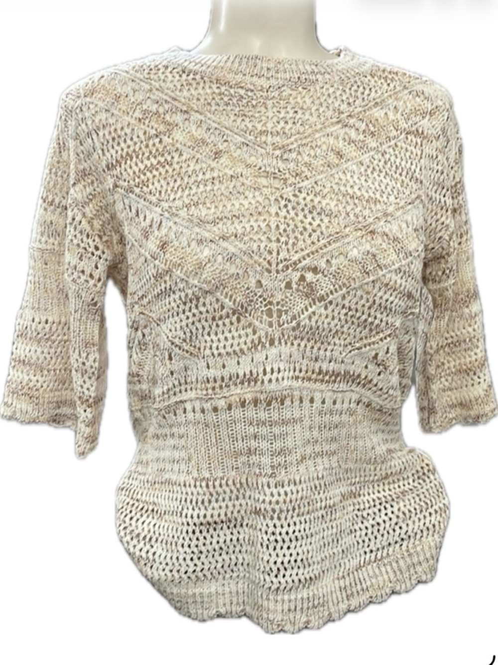 Cleo Creamy Open - Knit top with short scalloped sleeves